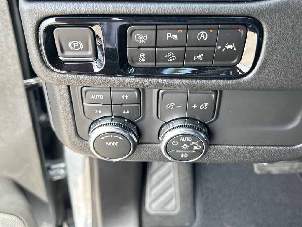 New 2026 GMC Yukon AT4 AWD/4WD image 18