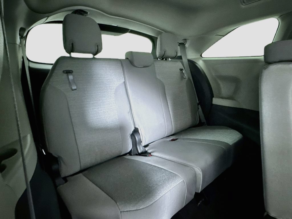 Used 2024 Toyota Sienna LE FWD image 27