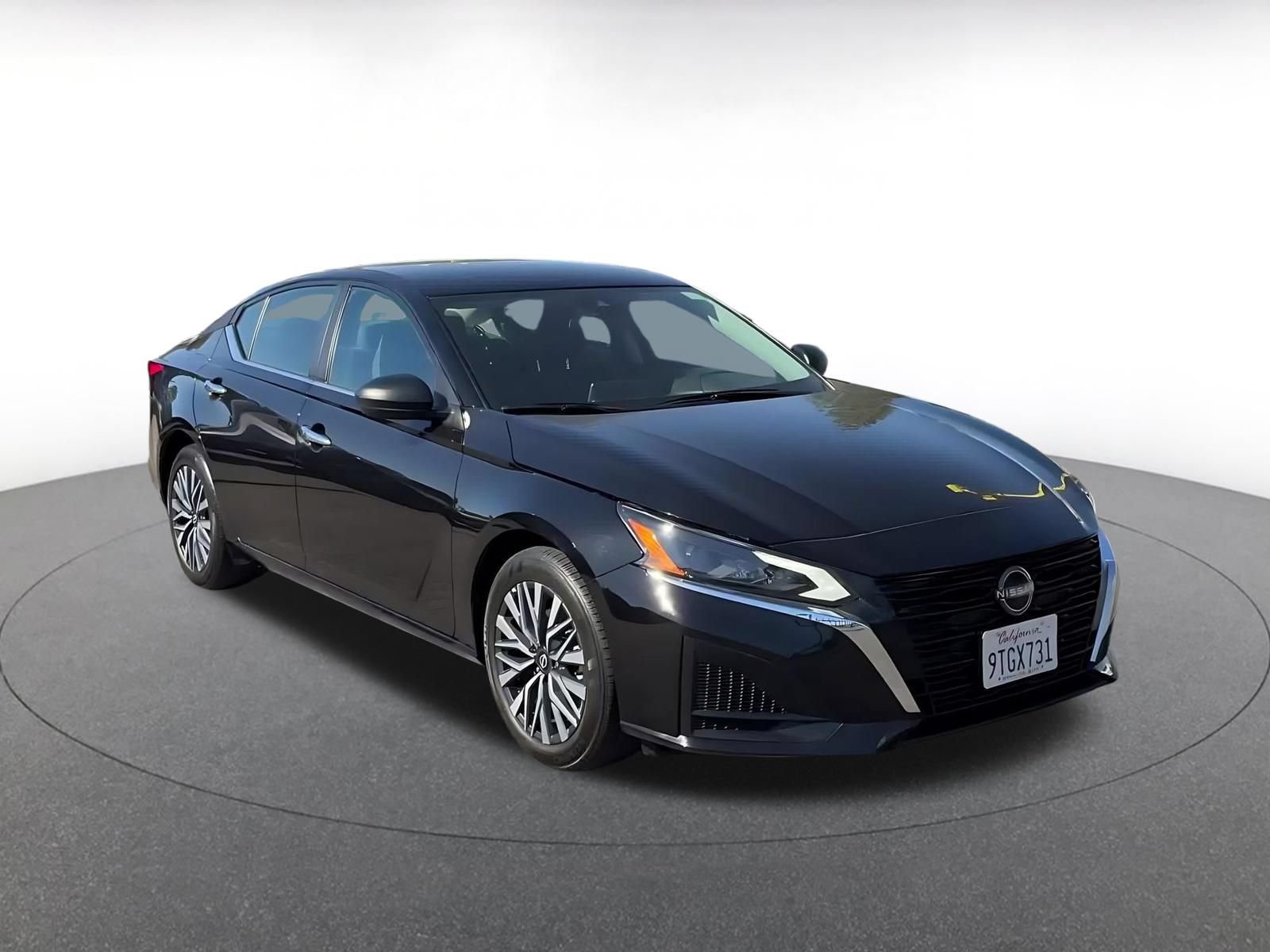 Used 2025 Nissan Altima 2.5 SV FWD image 3