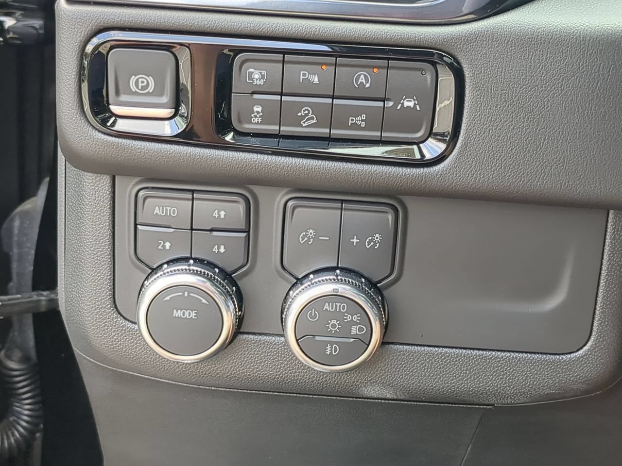 Used 2025 GMC Yukon AT4 w/ AT4 Premium Package AWD/4WD image 18