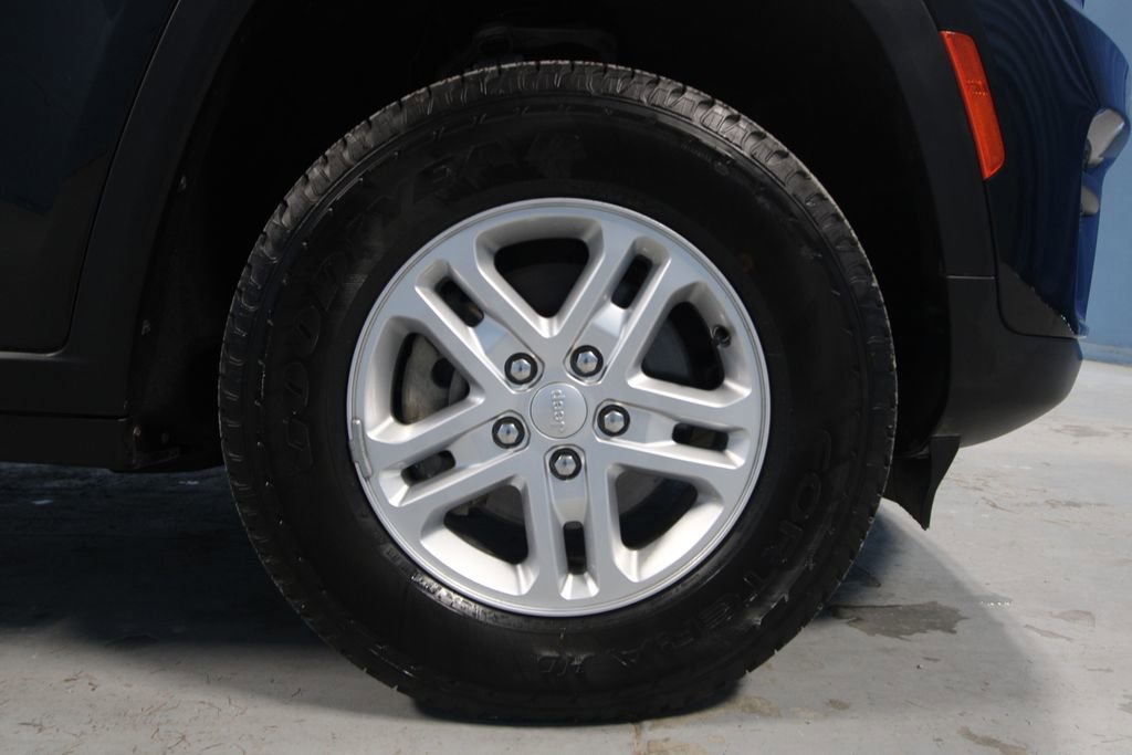 Used 2022 Jeep Grand Cherokee Laredo w/ Luxury Tech Group I image 36