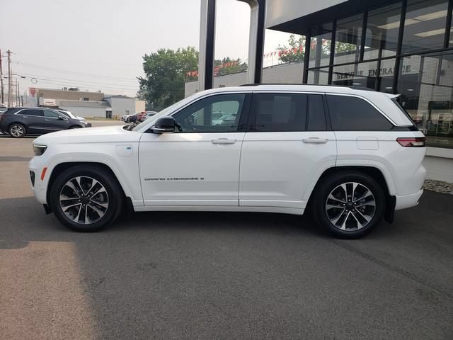 Used 2023 Jeep Grand Cherokee Overland w/ Luxury Tech Group IV AWD/4WD image 7