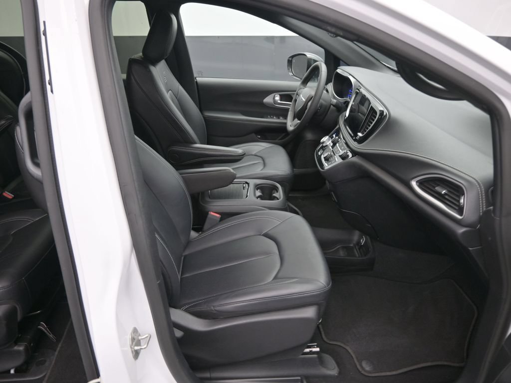 Used 2024 Chrysler Pacifica Limited FWD image 11