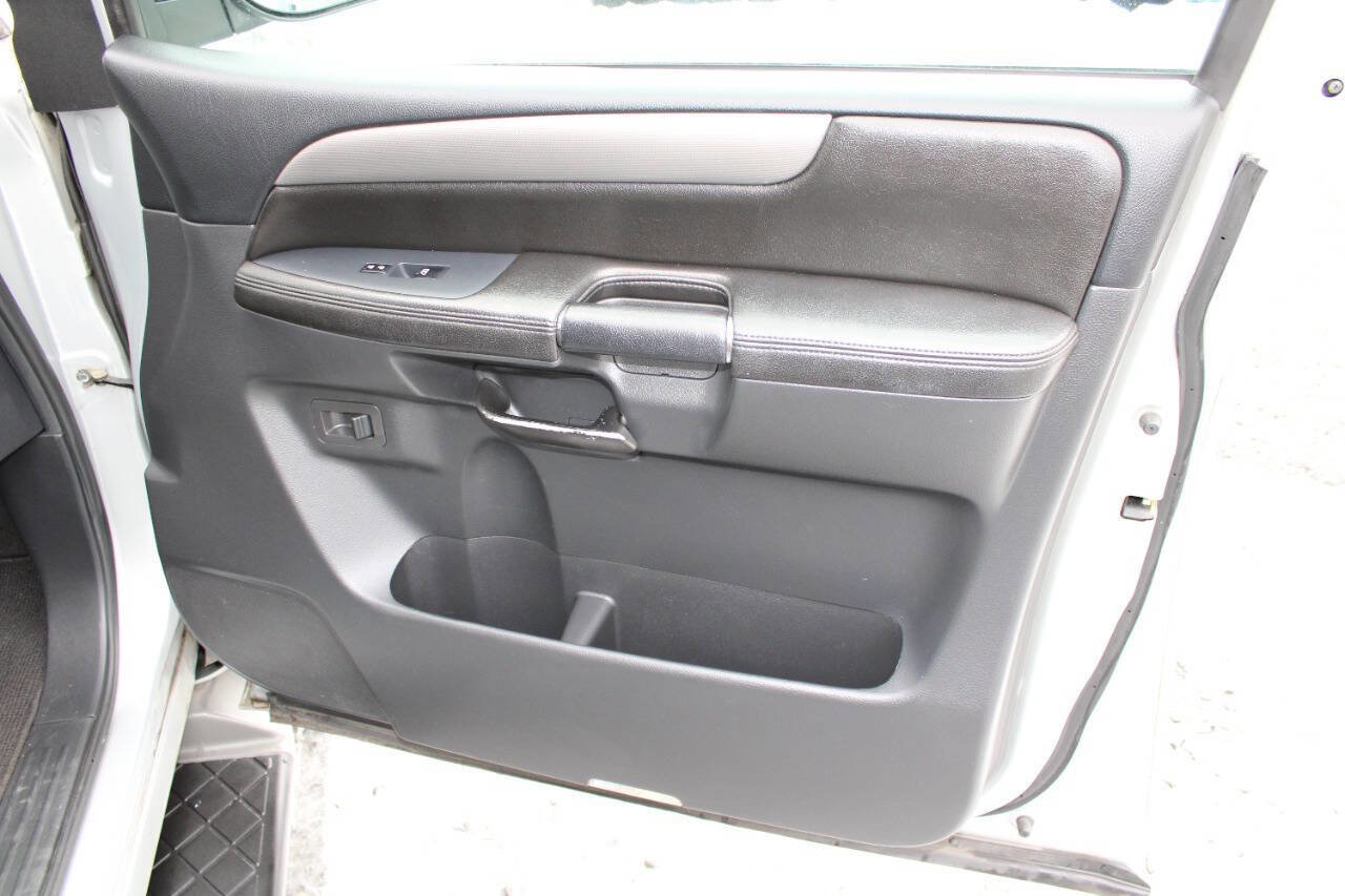 Used 2010 Nissan Armada SE image 24