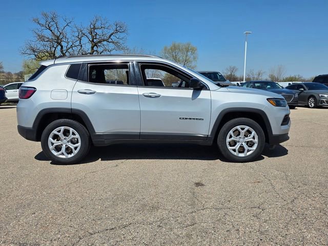 Used 2024 Jeep Compass Latitude AWD/4WD image 2