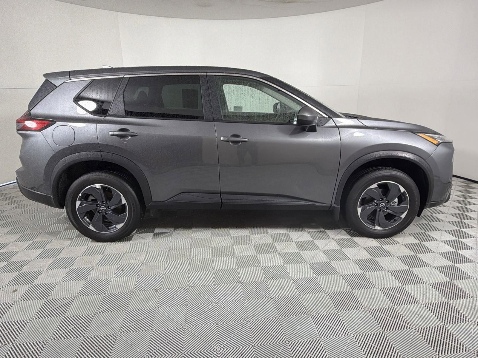 Used 2024 Nissan Rogue SV image 6
