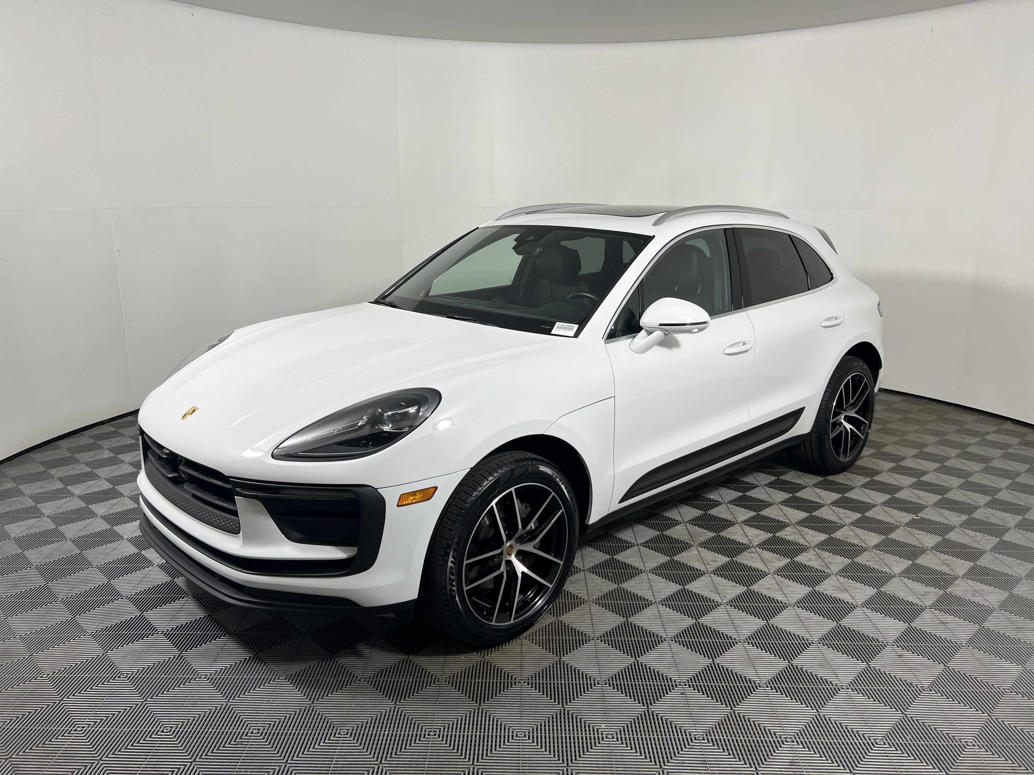 Certified 2024 Porsche Macan AWD/4WD image 11