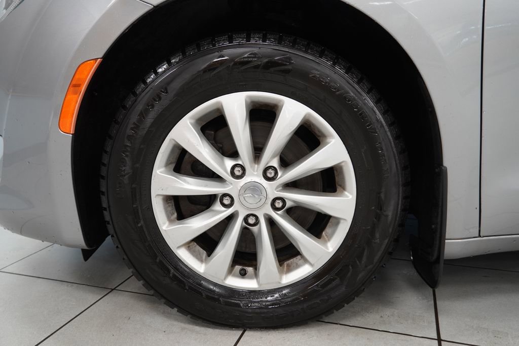 Used 2018 Chrysler Pacifica Touring-L FWD image 15