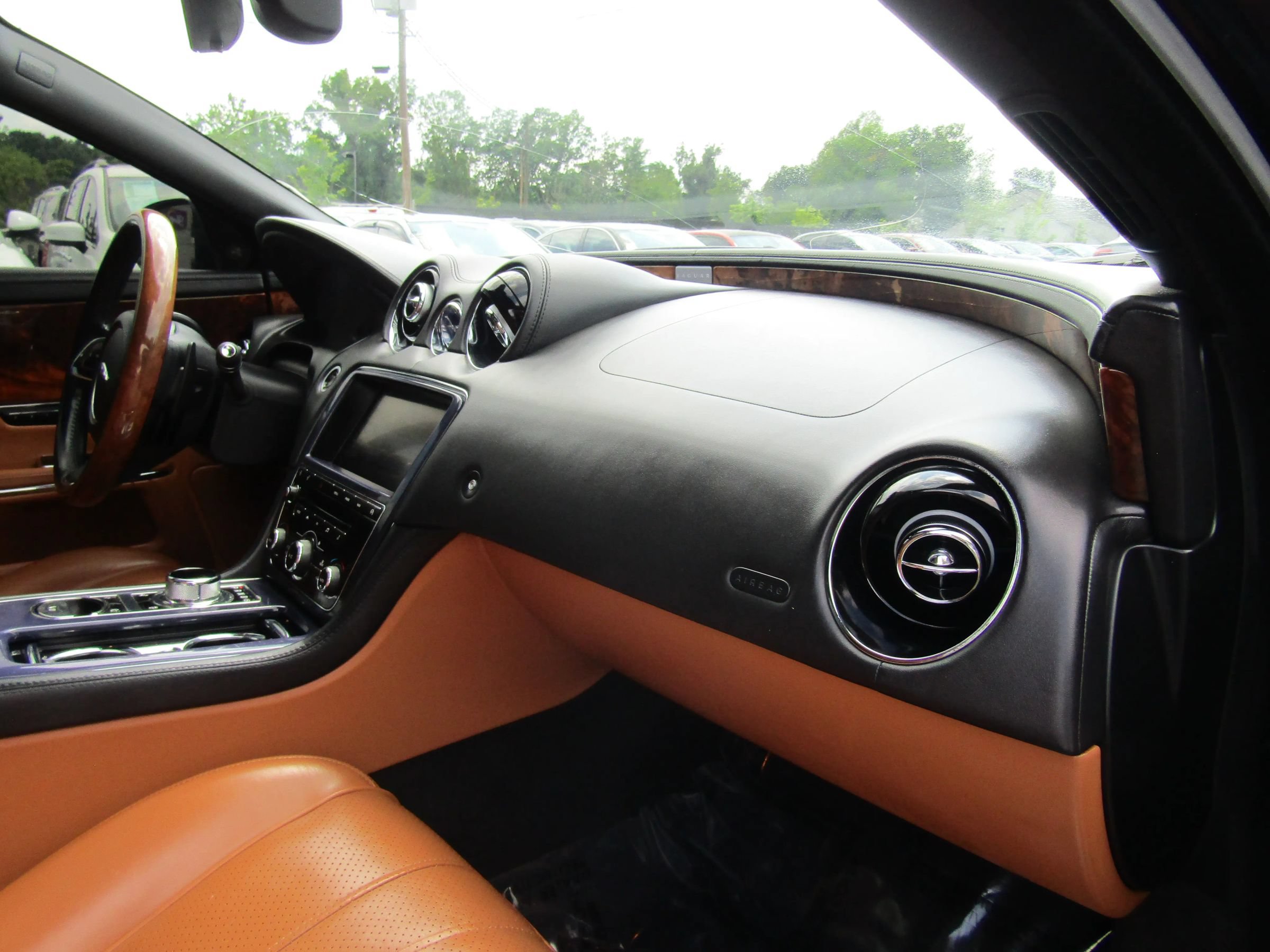 Used 2013 Jaguar XJ L Supersport RWD image 25