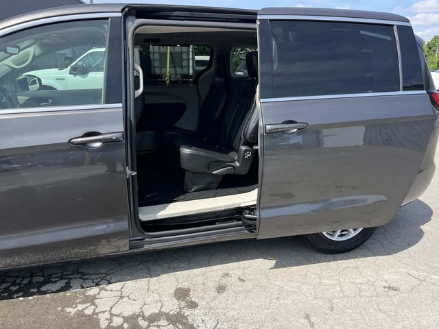 Used 2023 Chrysler Pacifica Touring-L FWD image 19