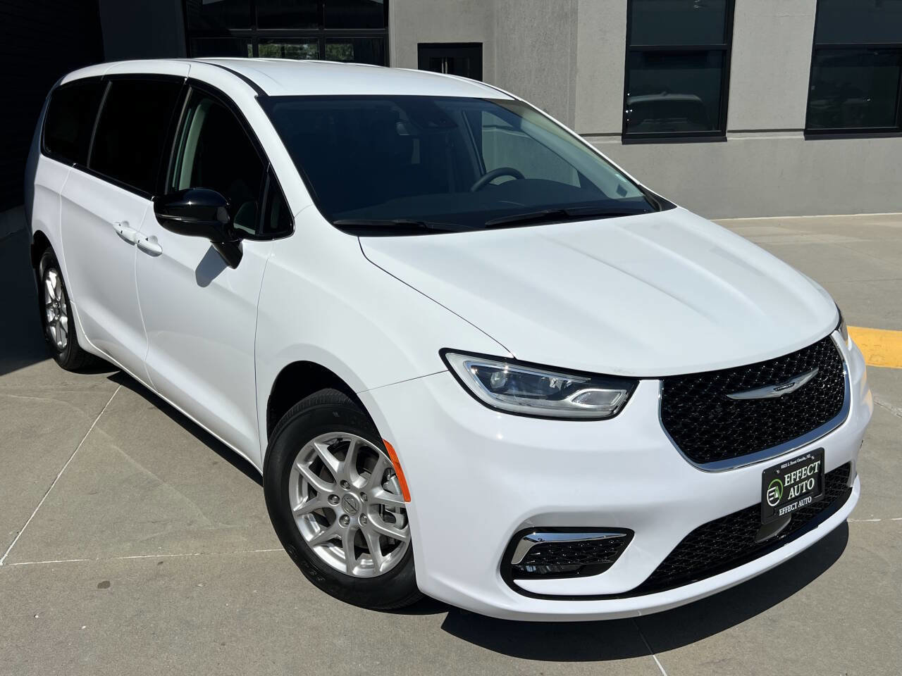Used 2024 Chrysler Pacifica Touring-L FWD image 6