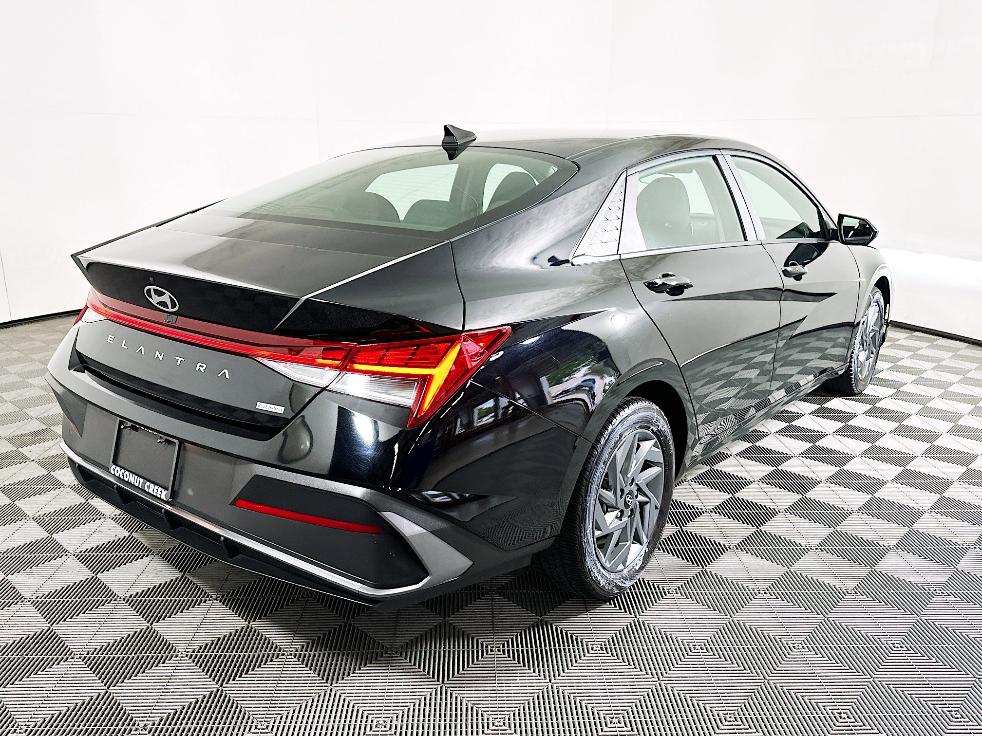 Used 2024 Hyundai Elantra Blue FWD image 3