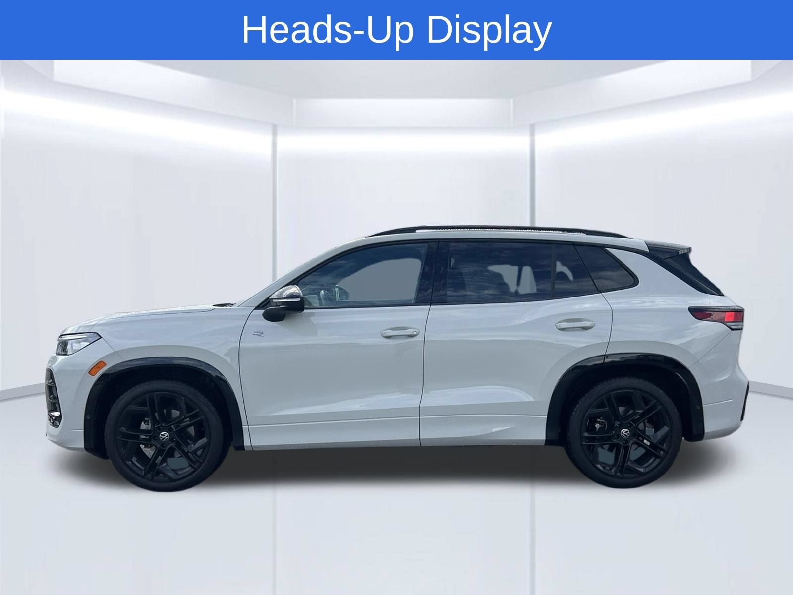 Certified 2025 Volkswagen Tiguan SE R-Line FWD image 4