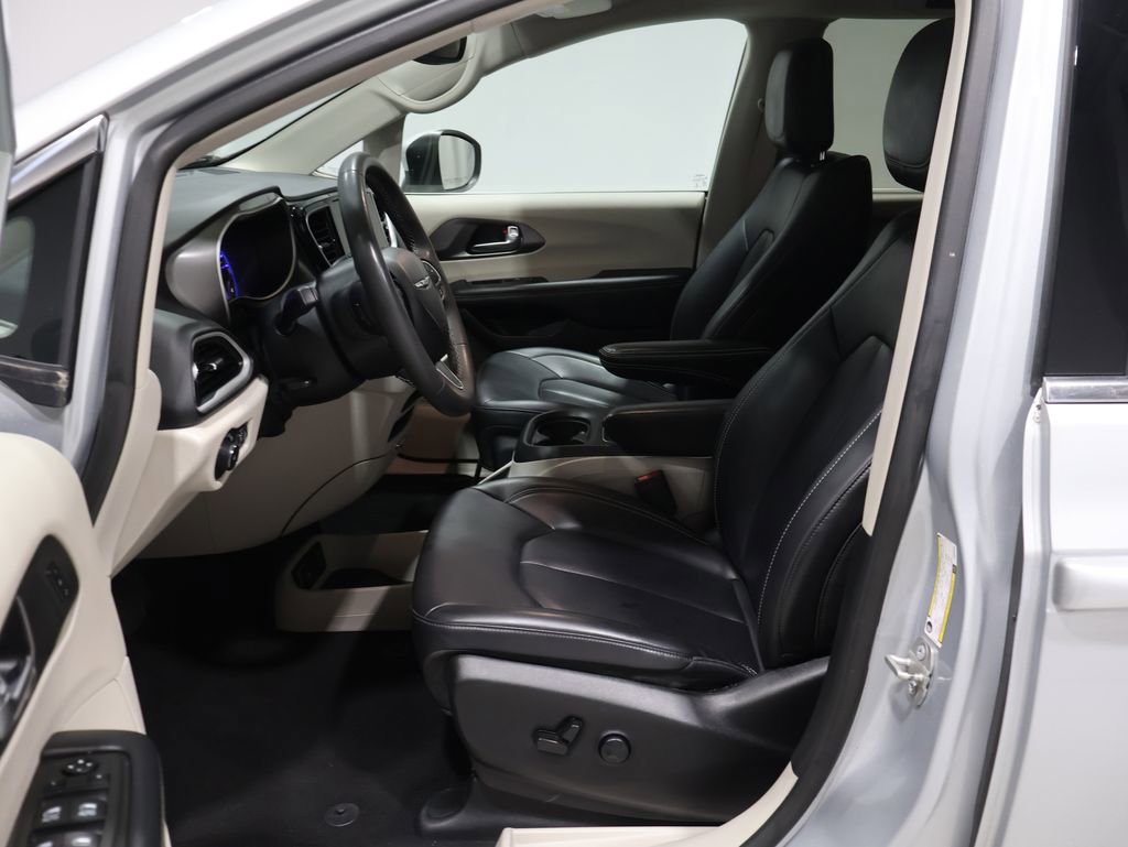 Used 2023 Chrysler Pacifica Touring-L image 11