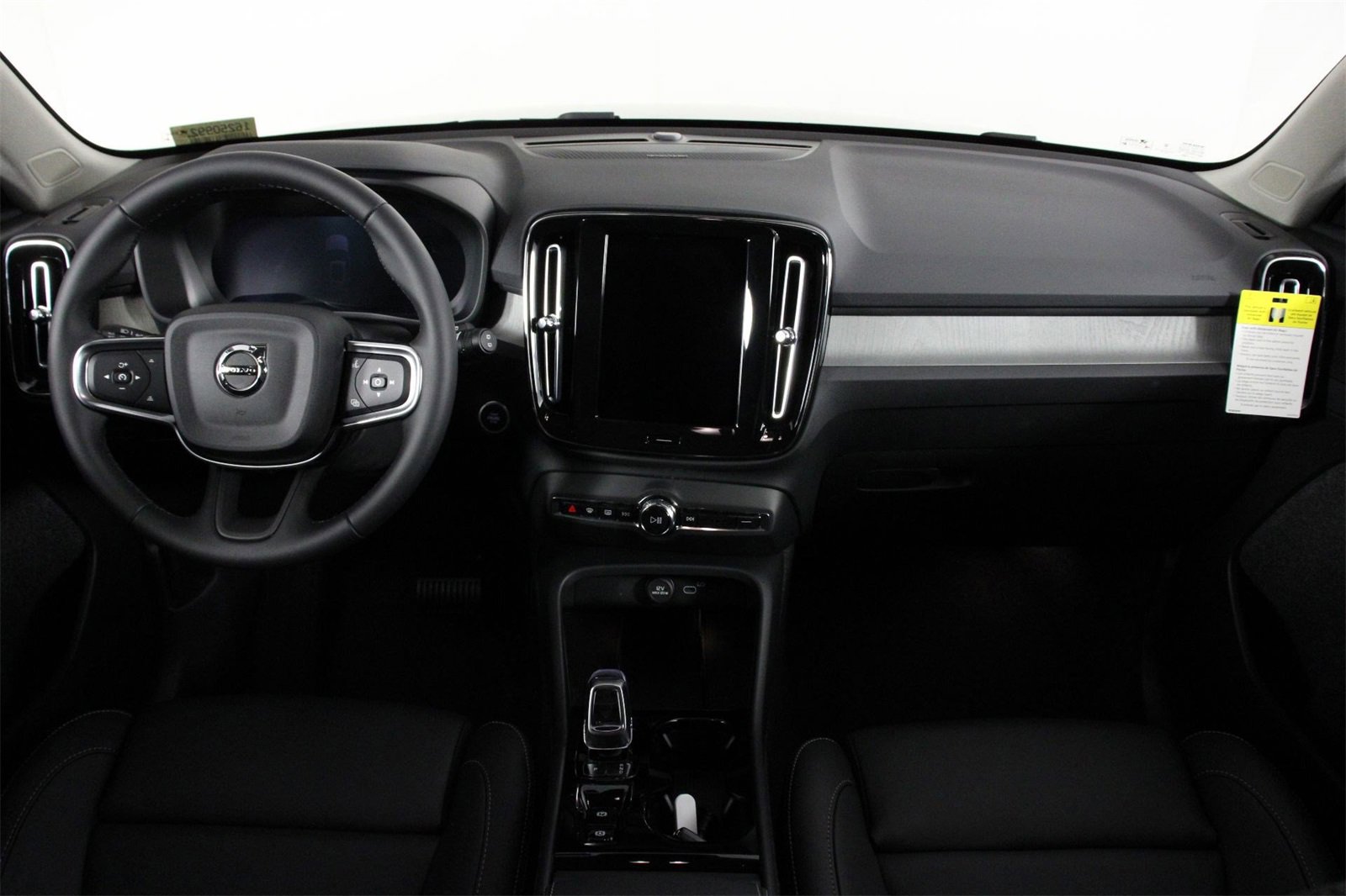 New 2025 Volvo XC40 B5 Ultra image 5