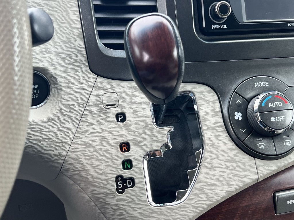 Used 2013 Toyota Sienna XLE w/ Entertainment Pkg FWD image 18