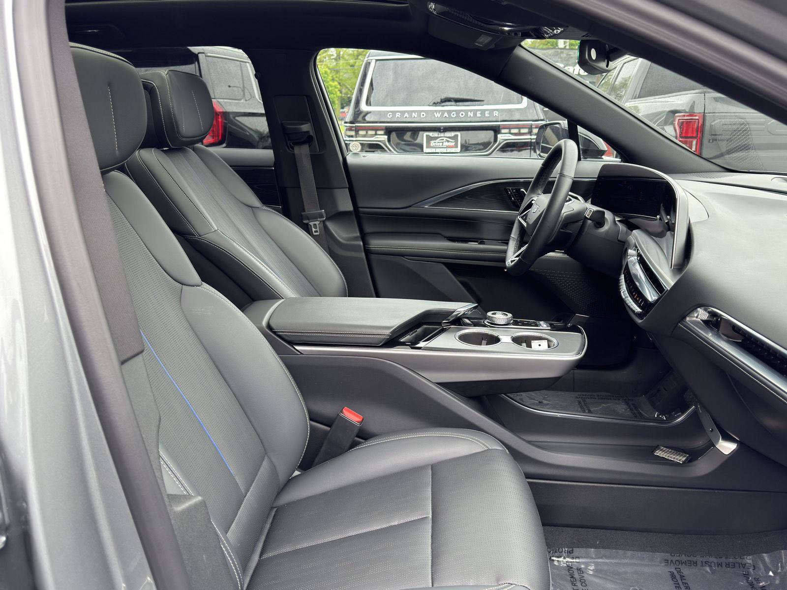 Used 2024 Cadillac Lyriq Luxury AWD/4WD image 40
