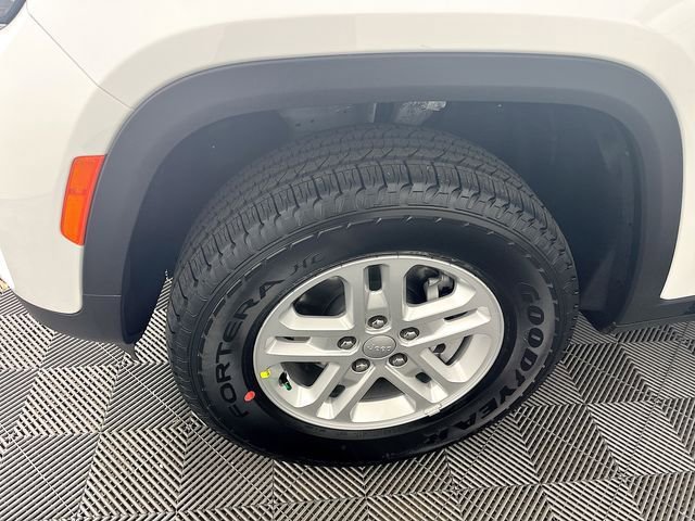 New 2025 Jeep Grand Cherokee Laredo image 11