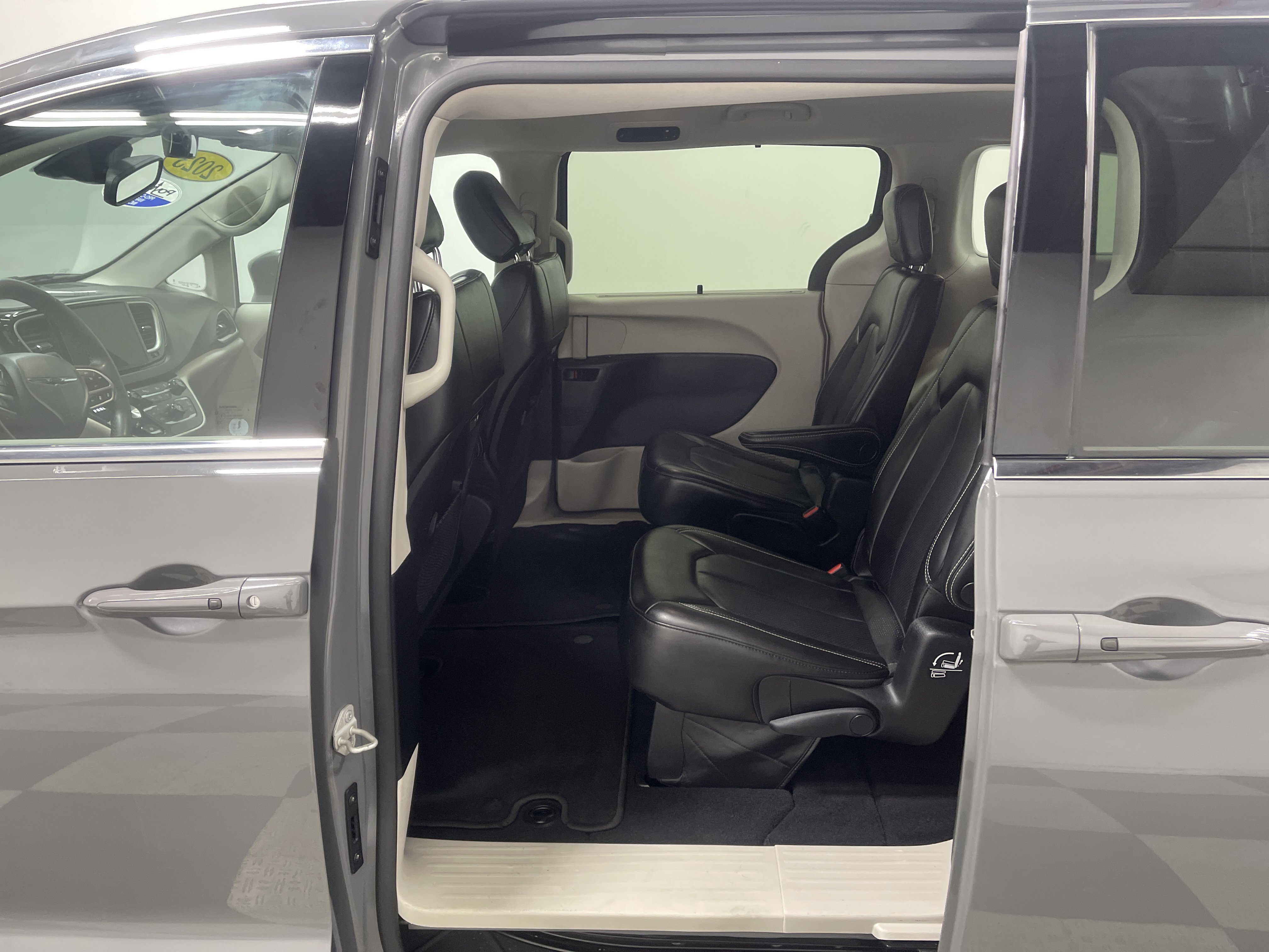 Used 2023 Chrysler Pacifica Touring-L image 13