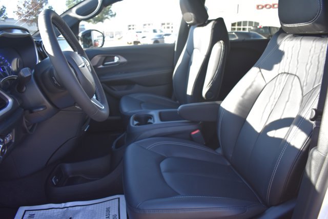 New 2026 Chrysler Pacifica Select image 15