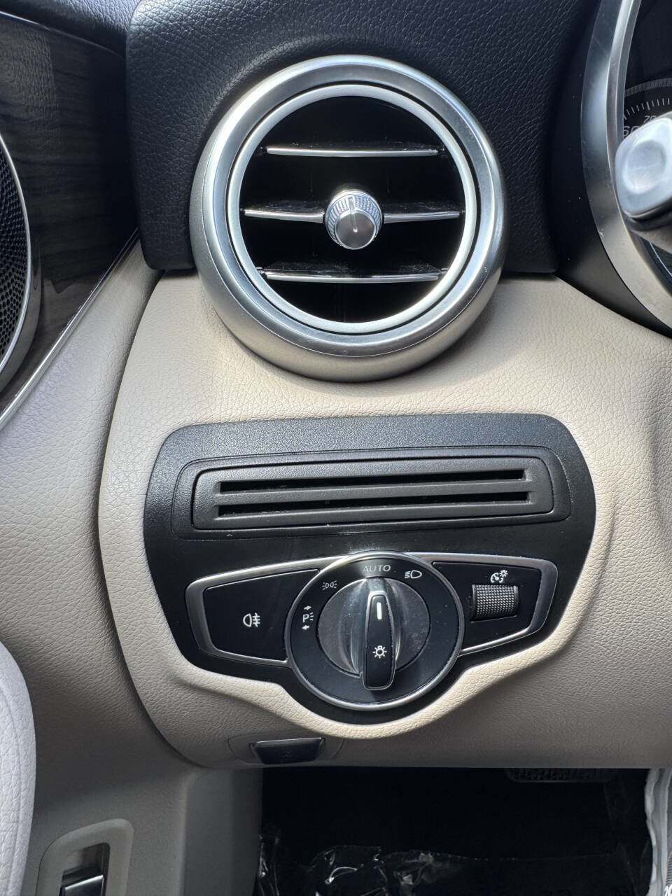 Used 2019 Mercedes-Benz GLC 300 4MATIC image 25