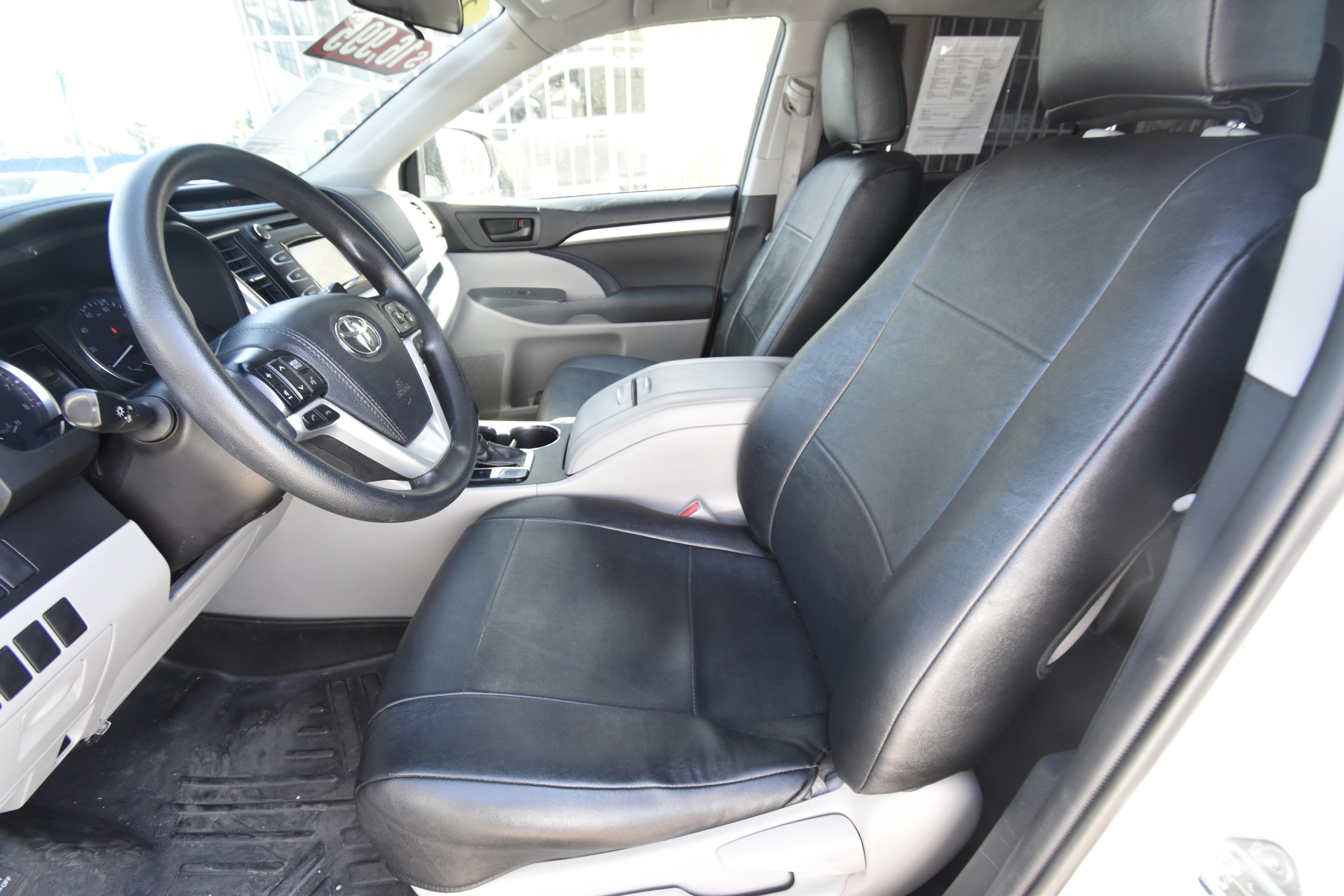 Used 2019 Toyota Highlander LE FWD image 2