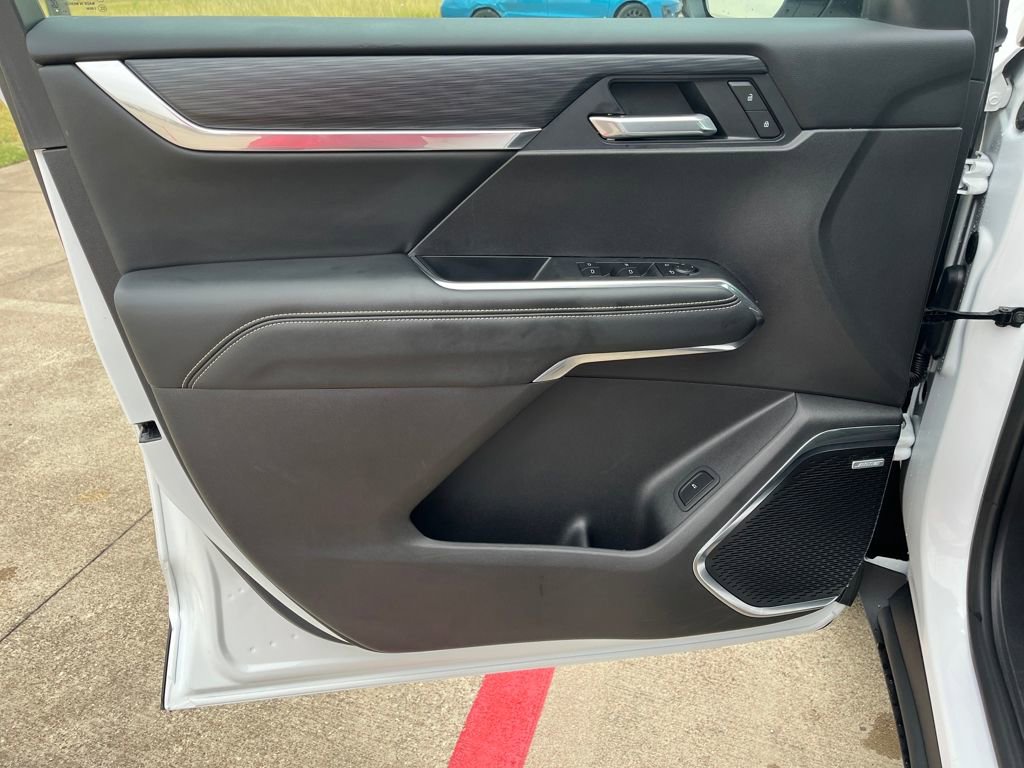 Used 2025 GMC Acadia Elevation image 13