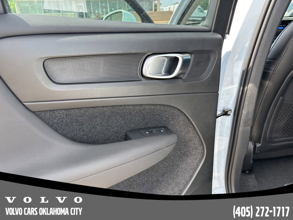 Used 2025 Volvo XC40 B5 Plus AWD/4WD image 16