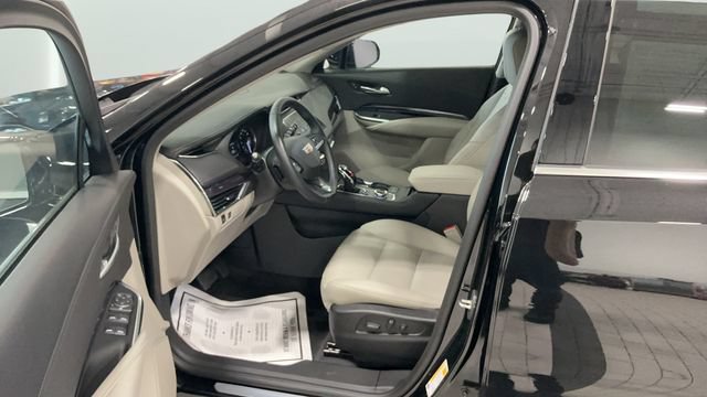 Used 2023 Cadillac XT4 Luxury w/ Cold Weather Package AWD/4WD image 25