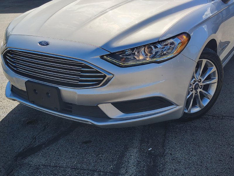 Used 2017 Ford Fusion SE FWD image 2