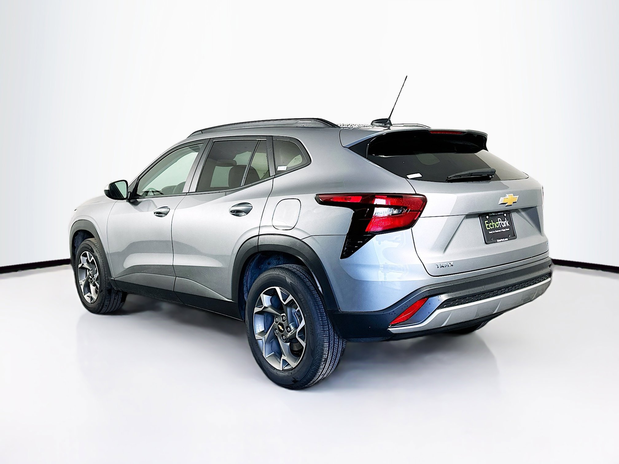 Used 2025 Chevrolet Trax LT w/ LT Convenience Package image 5