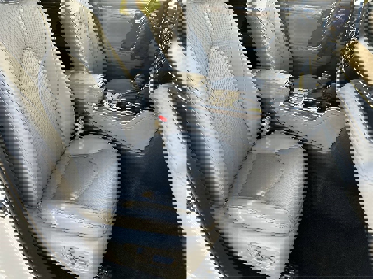 Used 2024 Toyota Highlander Limited image 8