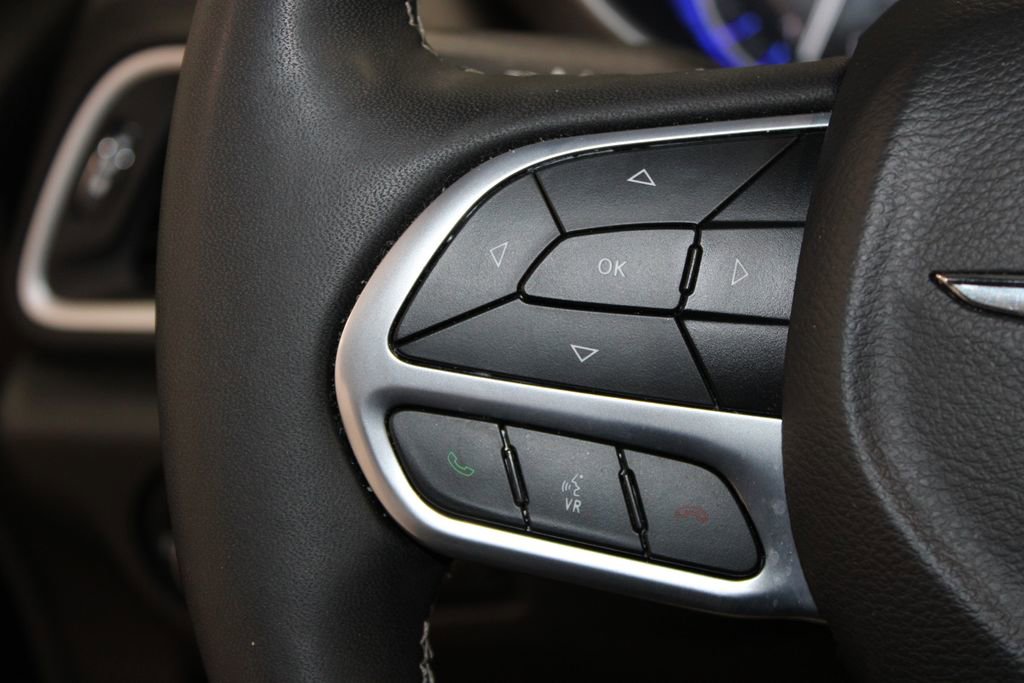 Used 2025 Chrysler Pacifica Select FWD image 39