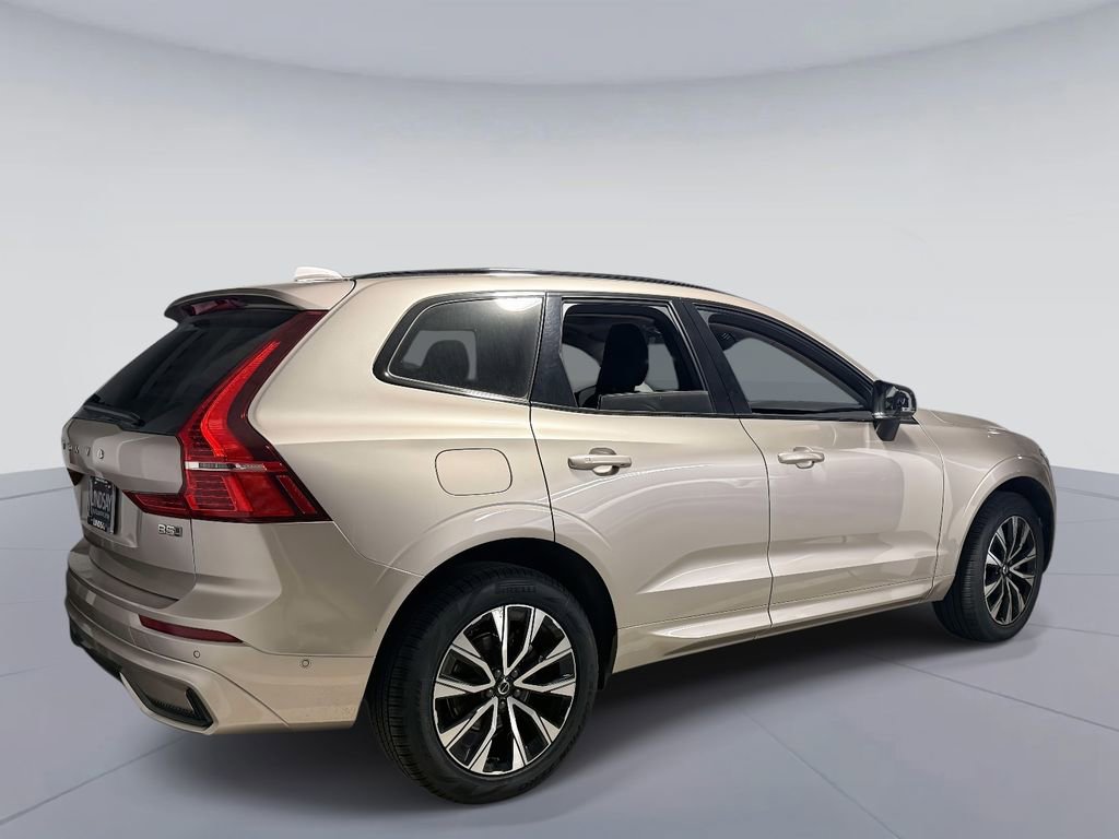 Used 2025 Volvo XC60 B5 Plus image 4