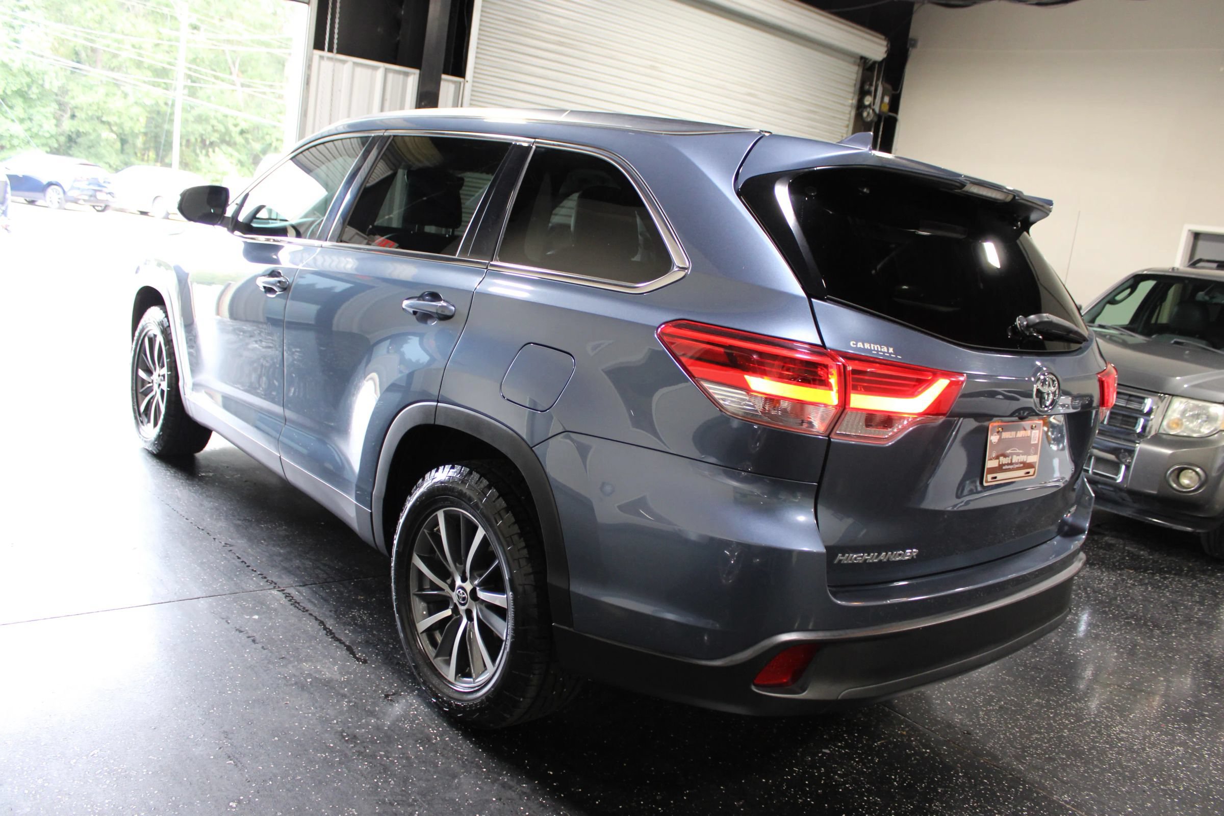 Used 2019 Toyota Highlander XLE FWD image 5