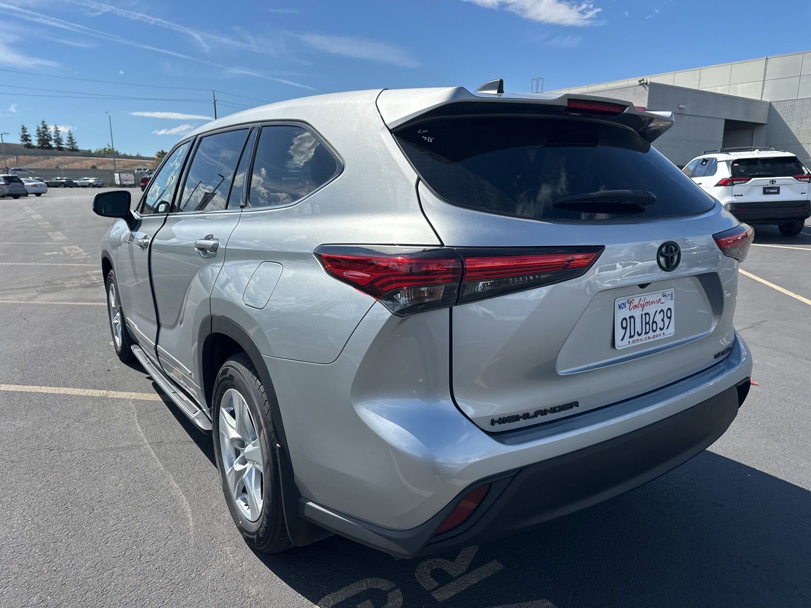 Used 2022 Toyota Highlander LE image 3