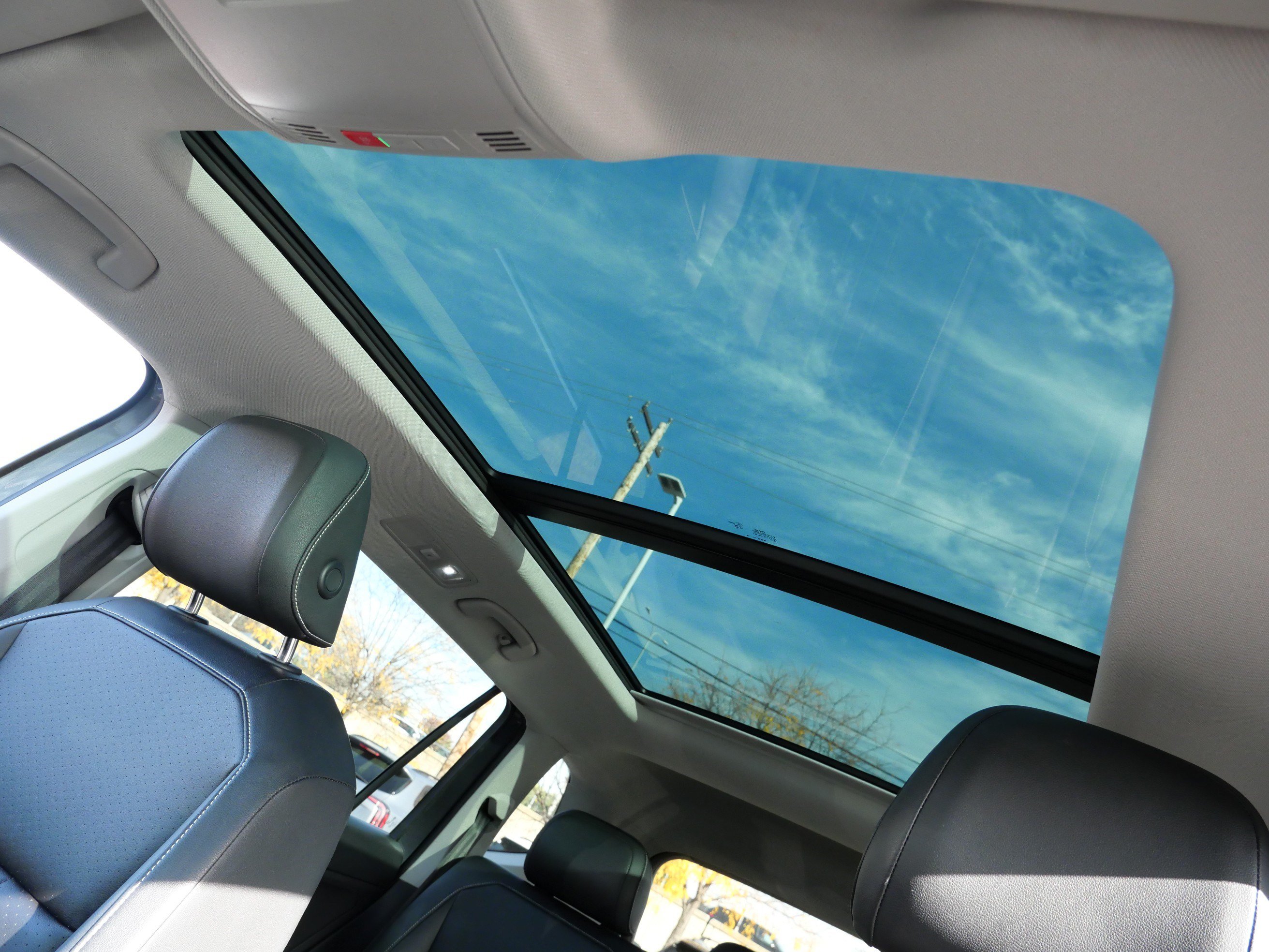 Certified 2023 Volkswagen Tiguan SE w/ Panoramic Sunroof Package AWD/4WD image 31