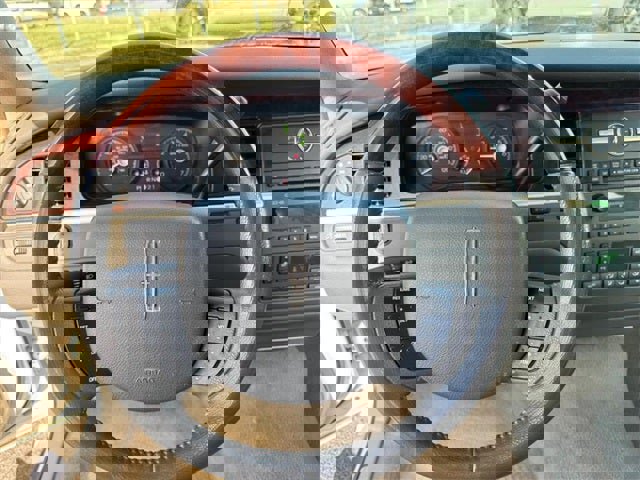 Used 2007 Lincoln Town Car Signature Limited image 20