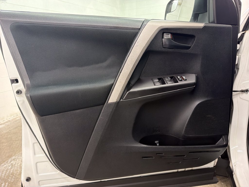 Used 2016 Toyota RAV4 LE FWD image 16