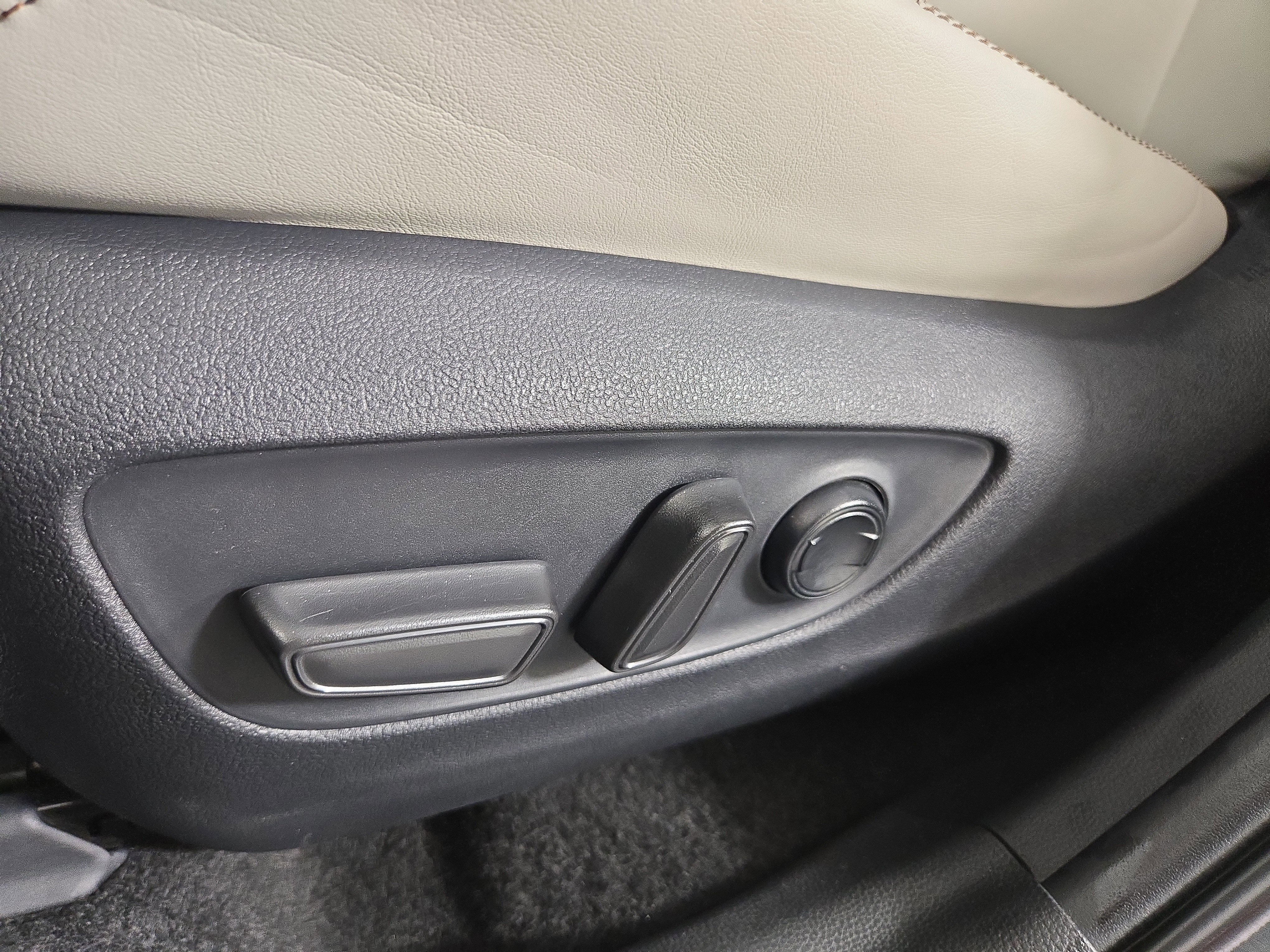 Used 2024 Toyota RAV4 XLE Premium image 31