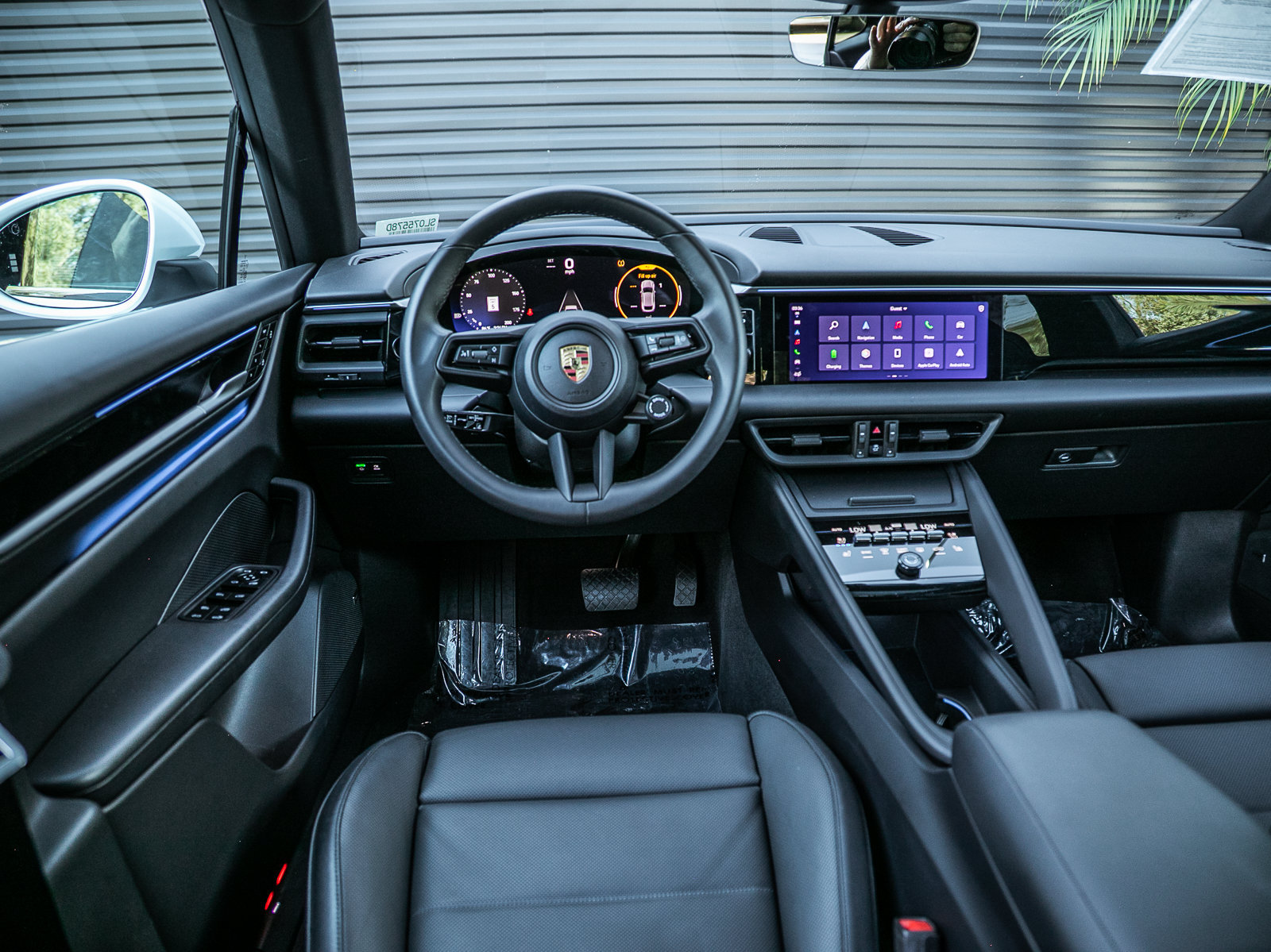 Certified 2025 Porsche Macan Electric RWD image 11