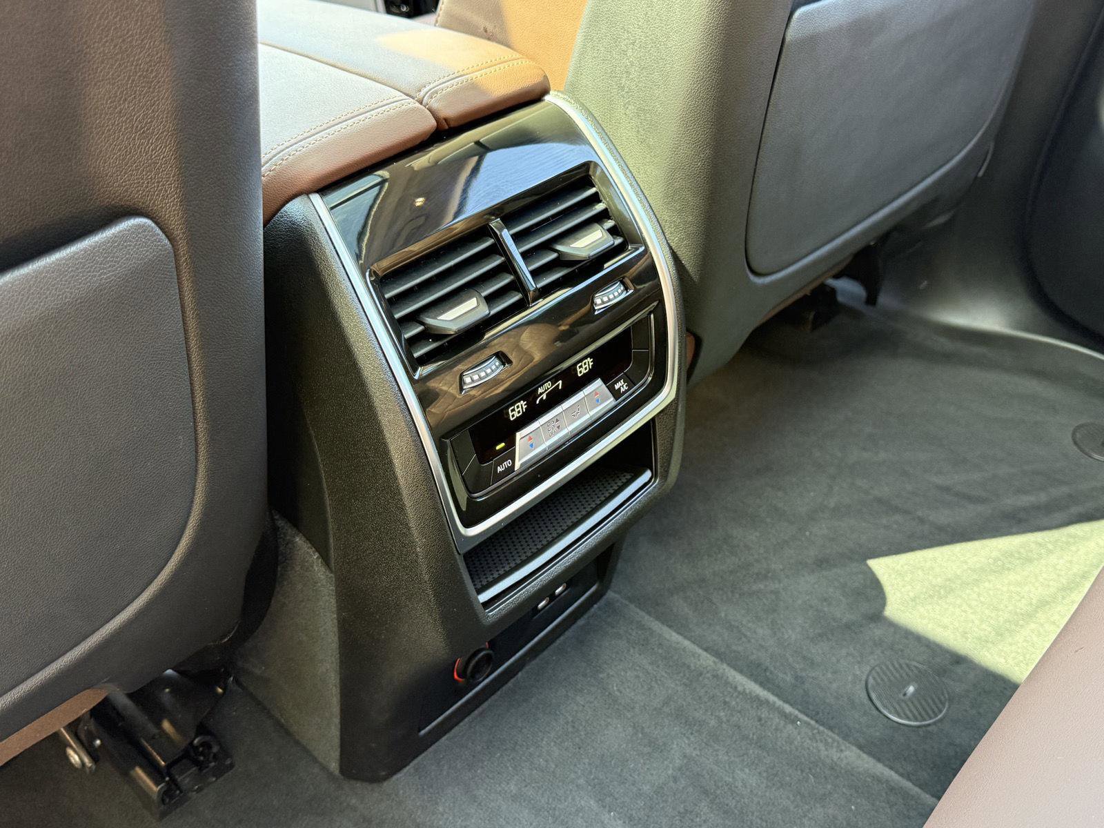 Used 2024 BMW X7 xDrive40i w/ Parking Assistance Package AWD/4WD image 25