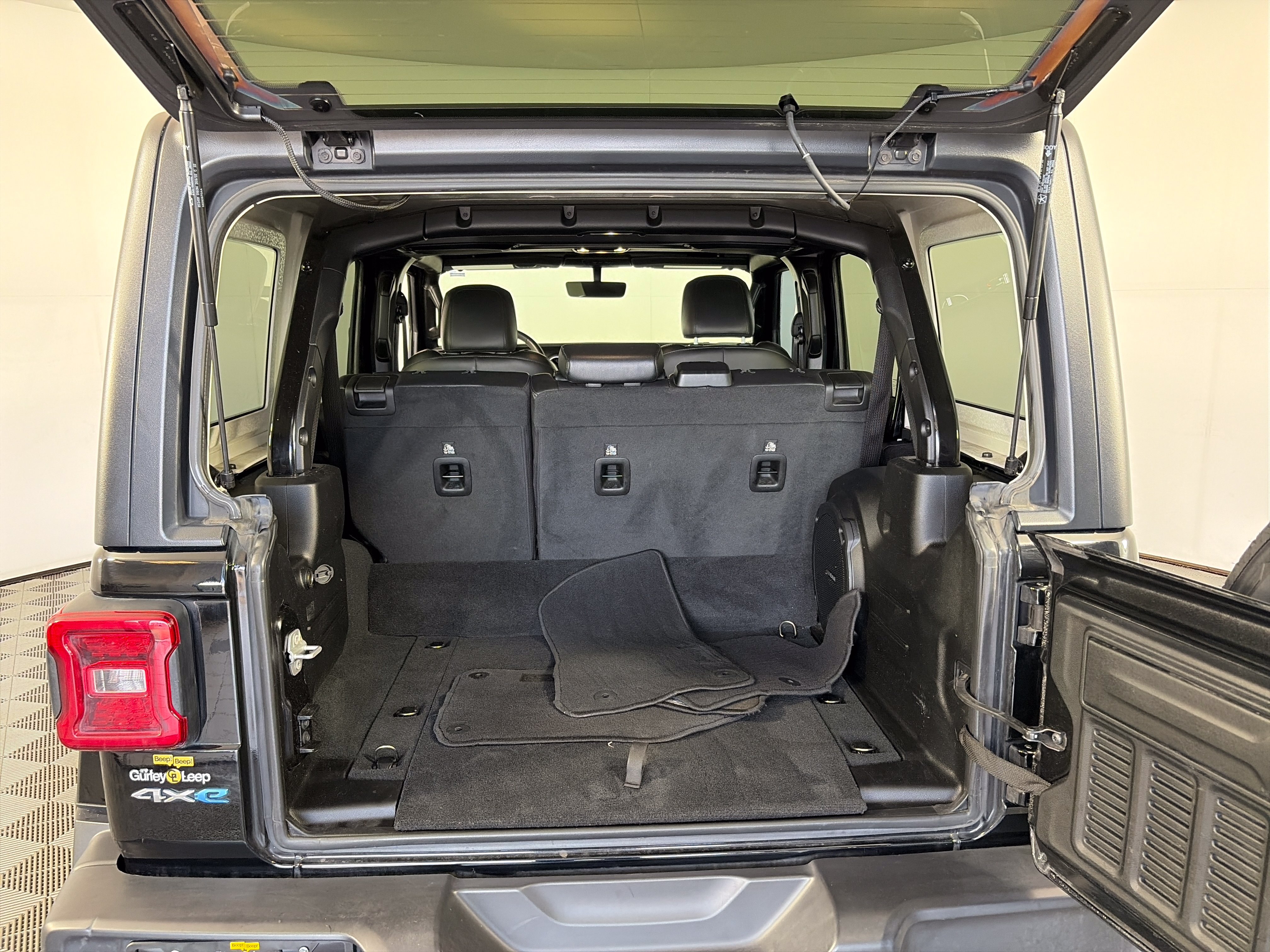 Used 2023 Jeep Wrangler Unlimited Sahara AWD/4WD image 14