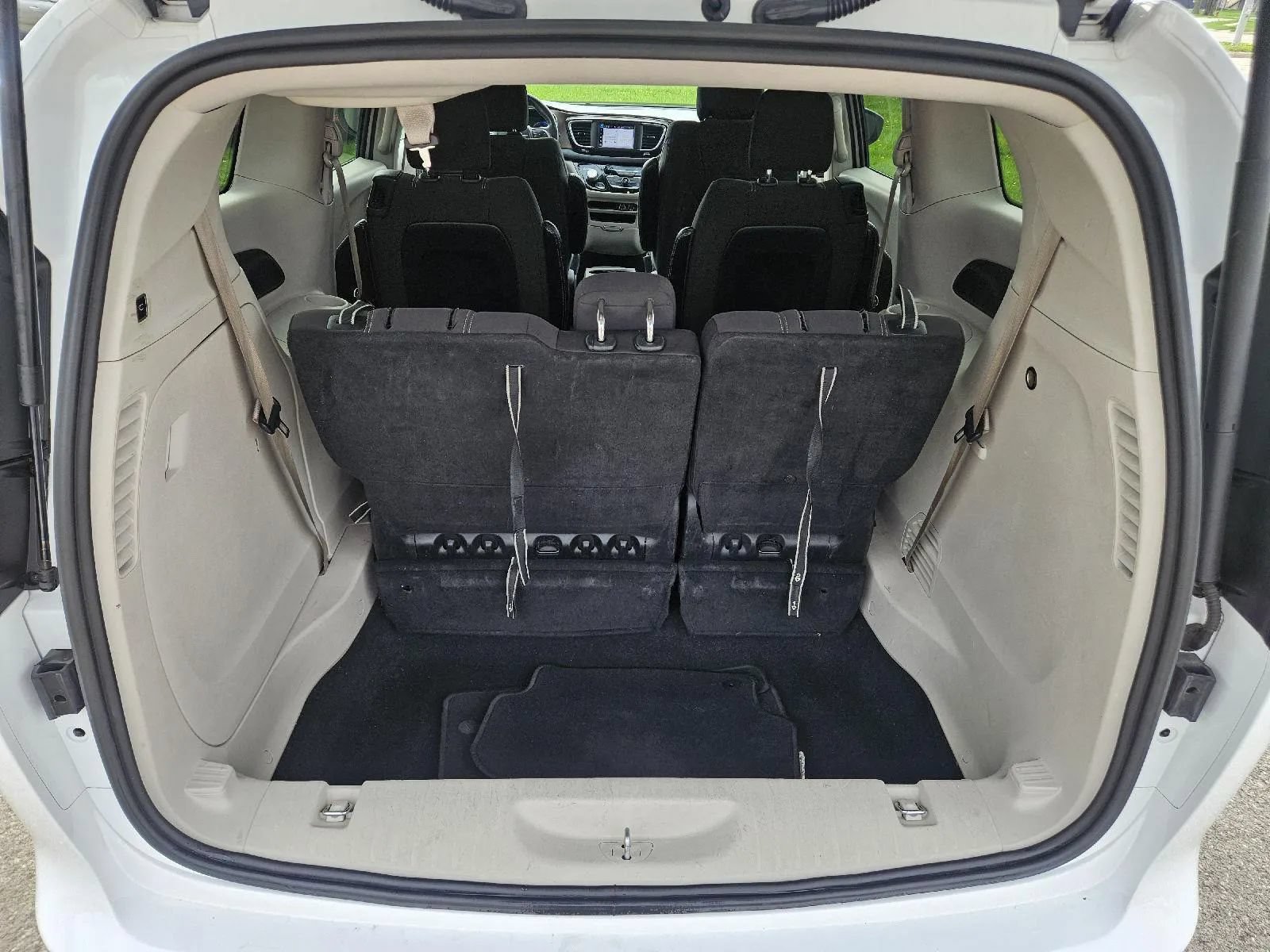 Used 2022 Chrysler Voyager LX FWD image 17