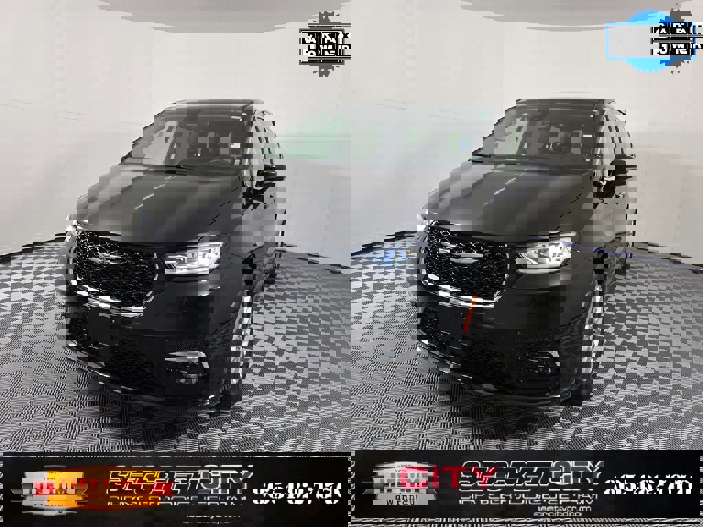 Used 2024 Chrysler Pacifica Touring-L image 3