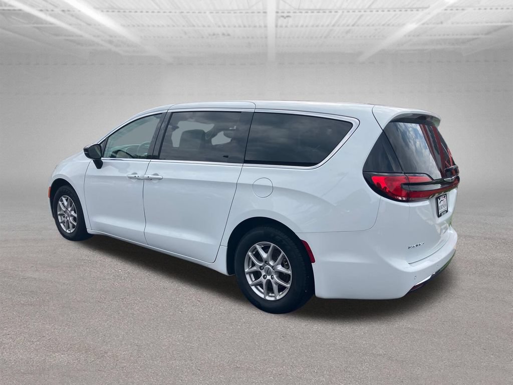 Used 2024 Chrysler Pacifica Touring-L FWD image 4