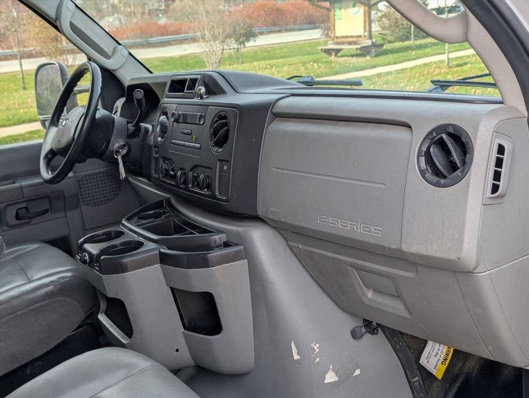 Used 2017 Ford E-450 and Econoline 450 Super Duty RWD image 24
