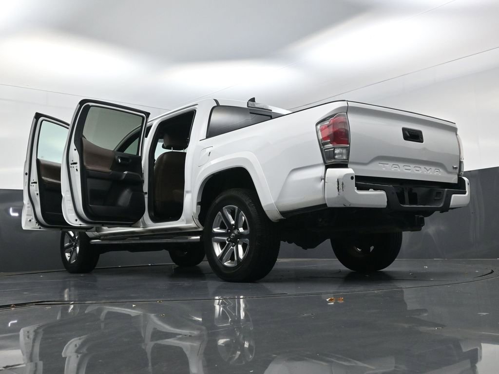 Used 2017 Toyota Tacoma Limited image 27