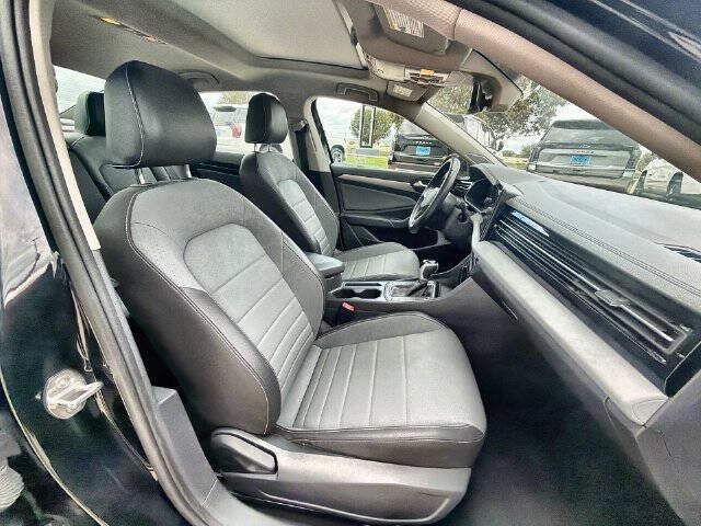 Used 2025 Volkswagen Jetta SE FWD image 26
