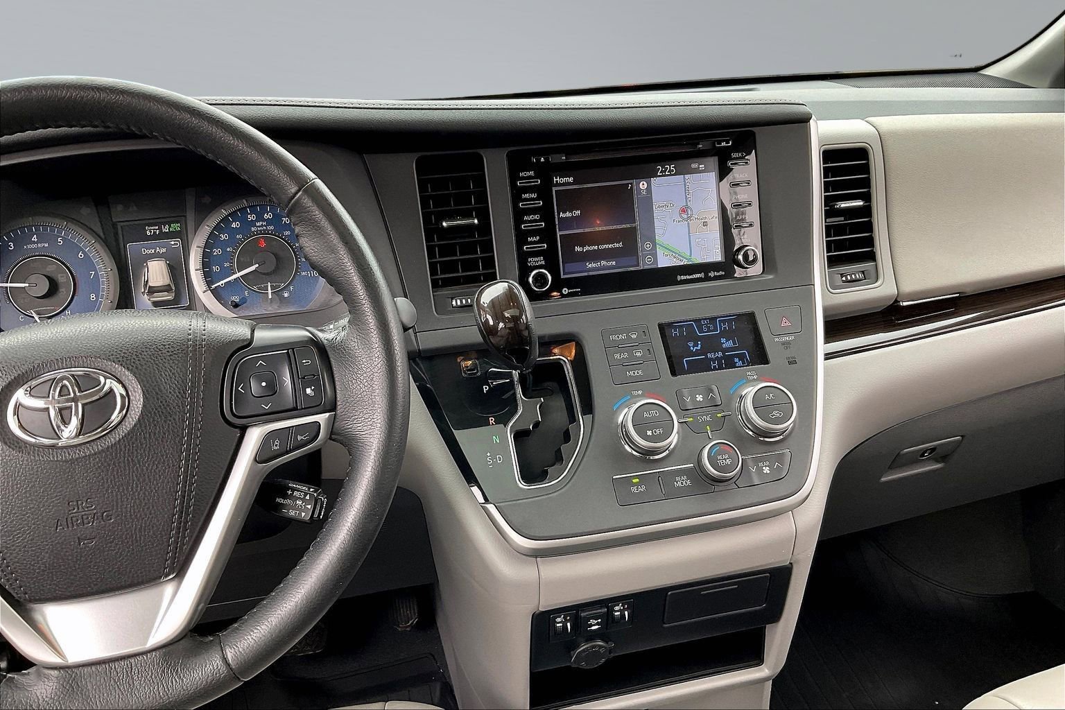 Used 2020 Toyota Sienna XLE w/ XLE Navigation Package image 6